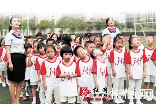 在砂子塘泰禹小學操場上，李靚老師（左）正帶著一年級新生準備參加升旗儀式。長沙晚報通訊員 李靜 攝