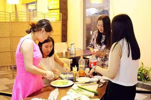 【愛大廚烹飪課堂】和美女一起學習非凡土豆泥~