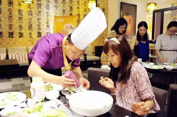 【愛大廚烹飪課堂】和美女一起學習非凡土豆泥~
