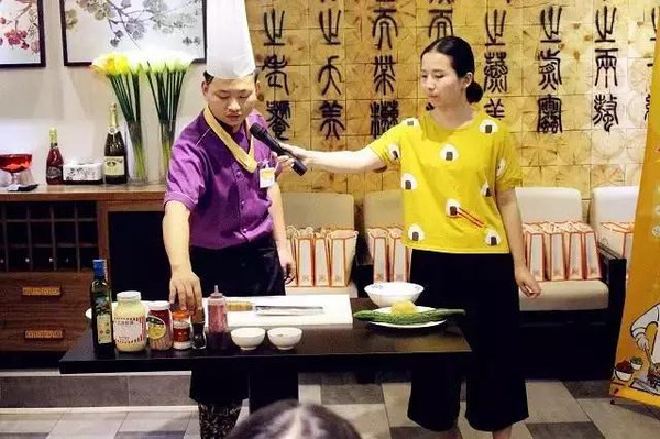 【愛大廚烹飪課堂】和美女一起學習非凡土豆泥~