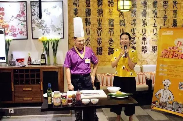 【愛大廚烹飪課堂】和美女一起學習非凡土豆泥~