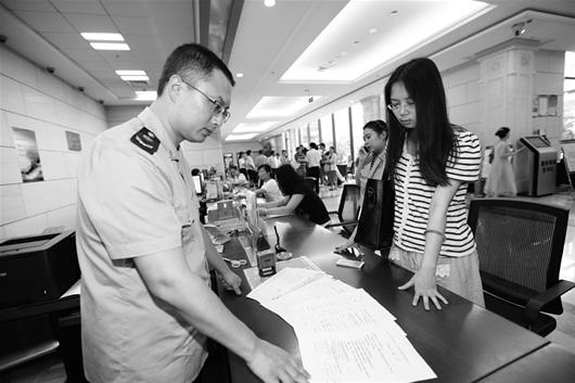 圖為:審批提速,十幾分鐘辦完公司注冊 通訊員張敏攝