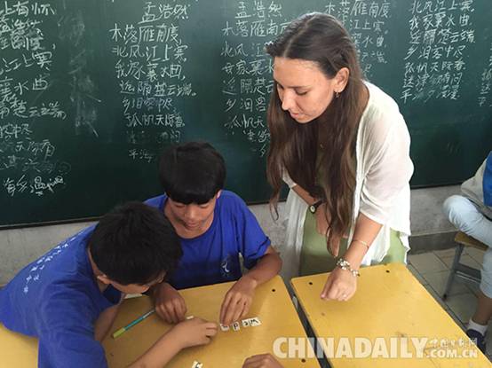 “最美英語教師”報道追蹤三:請來外國志愿者,免費輔導留守兒童