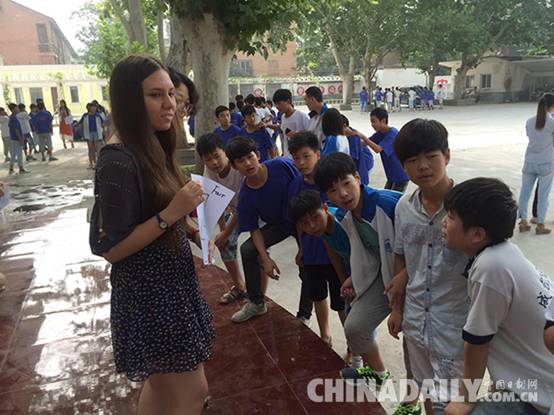 “最美英語教師”報道追蹤三:請來外國志愿者,免費輔導留守兒童
