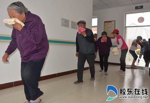 招遠(yuǎn):養(yǎng)老院上消防課 老人現(xiàn)場學(xué)逃生