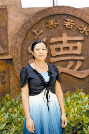 好兒媳背起婆婆到深圳打工十年:孝敬老人是天