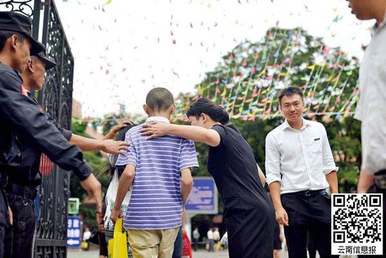 小升初面談首日,一名家長將孩子送進考場。本報記者