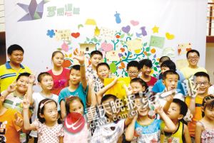 孩子們在夢想樹前合影