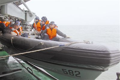 3月初,東海艦隊(duì)某水警區(qū)把主題教育活動(dòng)融入新年度實(shí)戰(zhàn)化訓(xùn)練,著力培育“有靈魂、有本事、有血性、有品德”的新一代革命軍人。官兵在風(fēng)疾浪涌雨未歇的情況下,立足實(shí)戰(zhàn)展開(kāi)對(duì)抗演練,有效錘煉“一不怕苦、二不怕死”的戰(zhàn)斗精神。