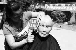 8月26日，太原貝親好家政公司的月嫂、保姆等打工人員，走進老軍營新南二社區，為這里的抗戰老兵、支前老人理發、做家務。用這種特殊的方式紀念抗戰勝利七十周年。