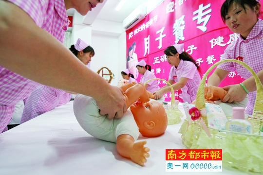 隨著月嫂、育嬰師等在市場上越來越受歡迎,相應的資格培訓市場也隨之升溫。 南日資料圖。