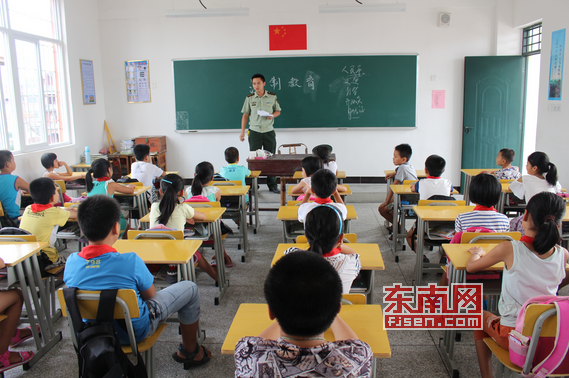 莆田東甲邊防派出所關愛兒童:社區民警當“教
