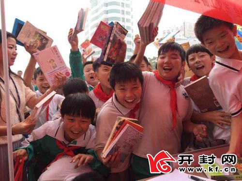 兩天來近4000人到場(chǎng)參與為留守兒童捐出萬余本圖書
