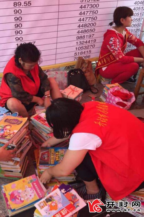 兩天來近4000人到場(chǎng)參與為留守兒童捐出萬余本圖書
