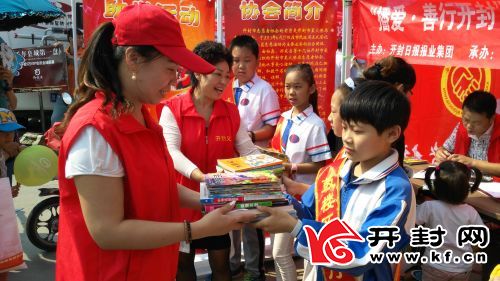 兩天來近4000人到場(chǎng)參與為留守兒童捐出萬余本圖書
