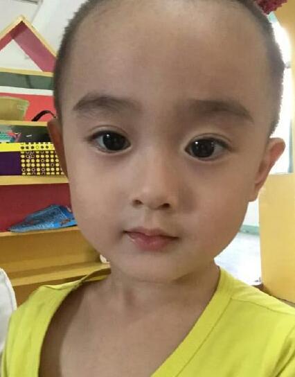 小男孩撞臉趙麗穎