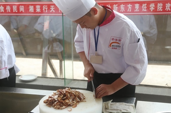 上海望湘園”定向班烹飪實操課堂
