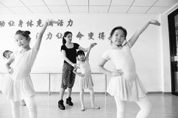 7月10日，小朋友們在合肥市葛大店社區活動中心內學習舞蹈。暑假期間，安徽省合肥市包河區葛大店社區針對轄區內外來務工人員子女多、無人照看的特點，在社區活動中心內組織開設暑期快樂課堂，讓孩子們免費參加，開心度暑假。