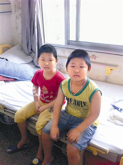 子清陪伴治療中的哥哥子濤(左一)