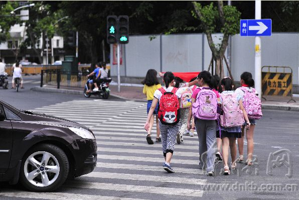 福州托管市場(chǎng)亂象多 2千多家機(jī)構(gòu)僅5百家有執(zhí)照 福州托管市場(chǎng)亂象多 2千多家機(jī)構(gòu)僅5百家有執(zhí)照