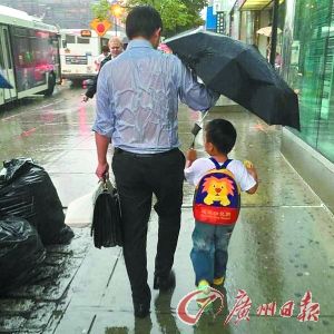 父親為孩子撐傘引議 專家稱要教孩子回饋愛