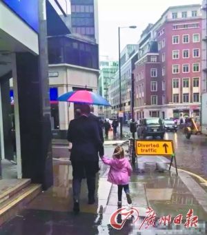 父親為孩子撐傘引議 專家稱要教孩子回饋愛