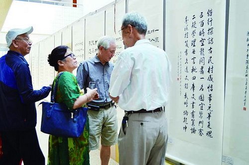 91歲巧手老太太縫制精美小鞋當“家禮”