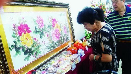 91歲巧手老太太縫制精美小鞋當“家禮”