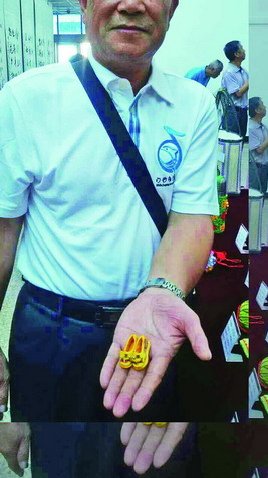 91歲巧手老太太縫制精美小鞋當“家禮”