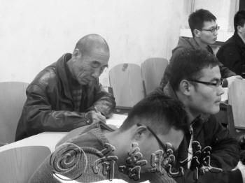 劉春繼在教室里聽課。 本報(bào)記者 張躍峰 通訊員 王井芳 攝