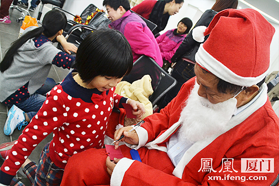 “圣誕老人”與孩子相擁鳳凰廈門 法式豎琴課堂
