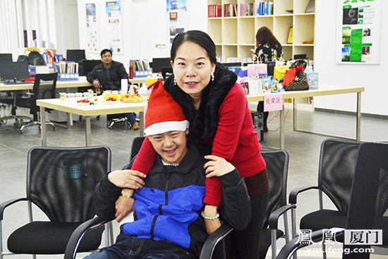 “圣誕老人”與孩子相擁鳳凰廈門 法式豎琴課堂