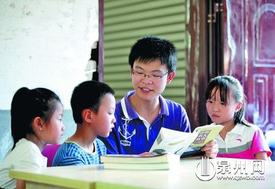 農(nóng)家書(shū)屋里，大學(xué)生鄭杰鵬耐心地輔導(dǎo)孩子們學(xué)習(xí)。