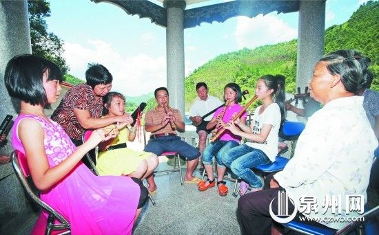 孩子們?cè)跊鐾だ锔謇锏拈L(zhǎng)輩學(xué)習(xí)南音