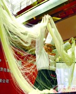 拉面達人:細到能穿針 韌到拖車走(圖)
