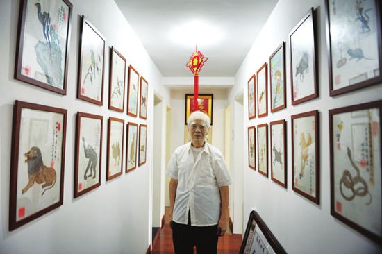 騰龍張牙舞爪,猛虎崖邊回望,飛鳥精靈可愛,人物栩栩如生……在安徽農(nóng)業(yè)大學(xué)退休教授張漢鵠先生的家里,有很多精美絕倫的畫作。放在陽(yáng)光下,這些畫的表面還會(huì)泛起彩虹般的七彩光芒,原來它們都是用蝴蝶標(biāo)本制作的。如今,這個(gè)起源于一千多年前的古老畫種已被評(píng)為蜀山區(qū)非物質(zhì)文化遺產(chǎn),在張老的手里以獨(dú)特的姿態(tài)綻放。