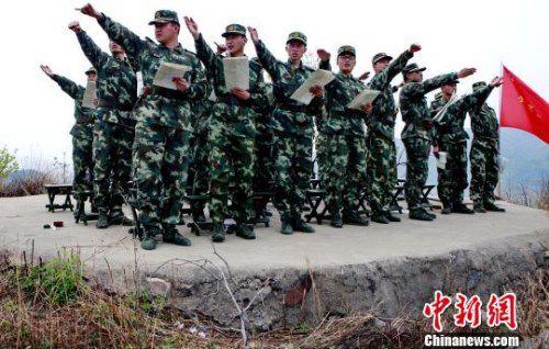 學(xué)員在判定站立點和確定目標(biāo)點。 王瑞欣 攝 學(xué)員在判定站立點和確定目標(biāo)點。 王瑞欣 攝