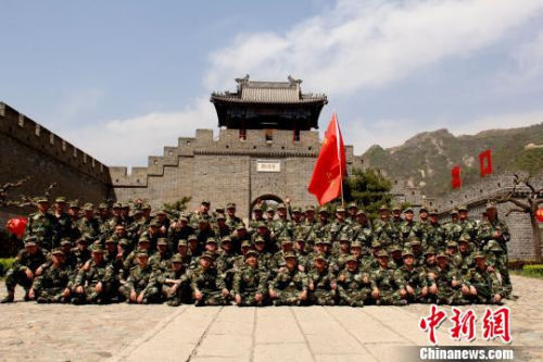 古戰(zhàn)場遺址前合個影。 王瑞欣 攝 古戰(zhàn)場遺址前合個影。 王瑞欣 攝