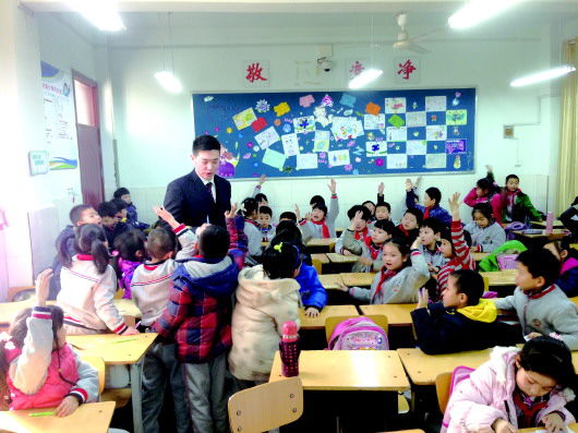 1月23日下午,一堂妙趣橫生的航空知識公開課在東方雙語小學二年級五班開講。來自山航飛行部的史少銘機長與67個小朋友共同分享了山航二十年發展史,學習了航空入門知識,展現了航空的無窮魅力。