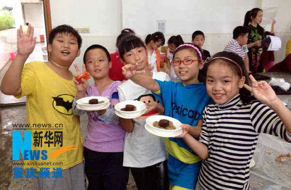 小學生美食課上“秀廚藝” 自制綠豆糕獻禮中秋