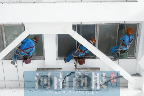鄭州有萬名“蜘蛛人” “正規軍”不足兩成