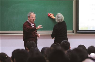 吳乃虎上課,老伴擦黑板。