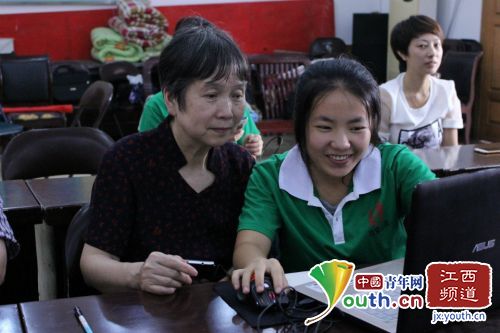 志愿者正在教導(dǎo)。中國青年網(wǎng)通訊員龔菲 攝