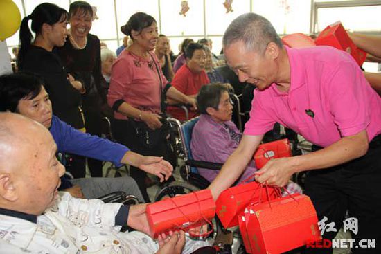 (第二課堂雜志社盧武昌社長向老人們贈送節日慰問品)