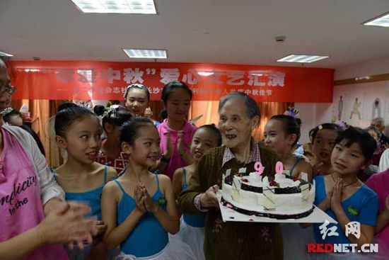(在演出現場,大家齊唱《生日快樂》歌,祝福老奶奶90歲生日快樂)