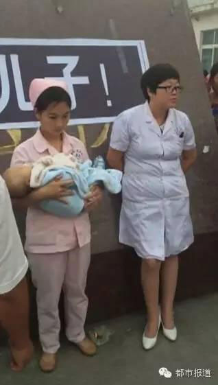 護士醫生被逼示眾輪流抱女尸后聚眾還尊嚴 少兒