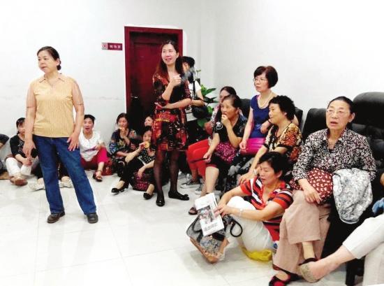 長沙老人凌晨排隊“上大學” 學位供不應求