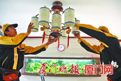燈罩平時很少清洗,過年自然不能放過。