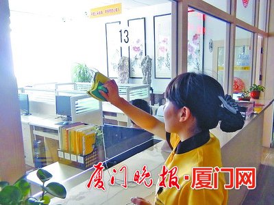 打掃干凈回家過年,單位也預約大掃除。