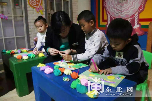 小朋友在卡片上制作風(fēng)格各異的粘土畫。